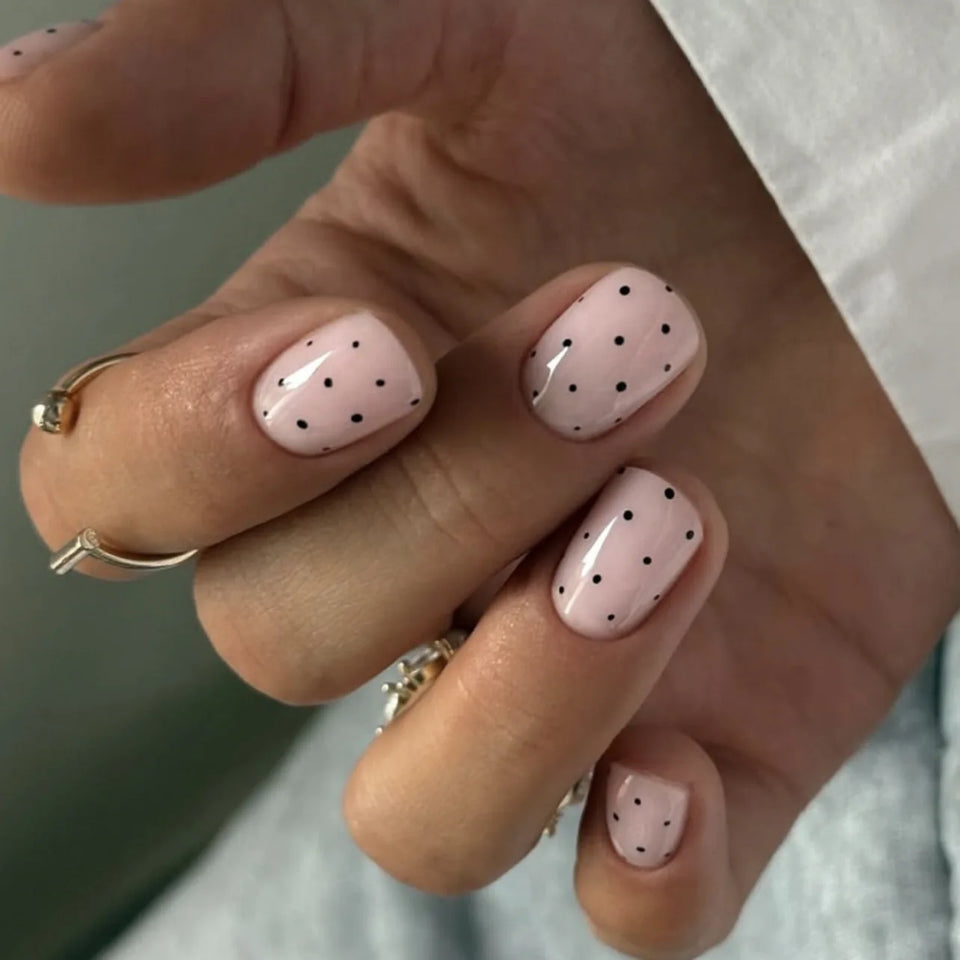 24Pcs Short Square Head Press on Fake Nails Black Polka Dot Design False Nails Simple Wearable Artificial Full Cover Nails Tips